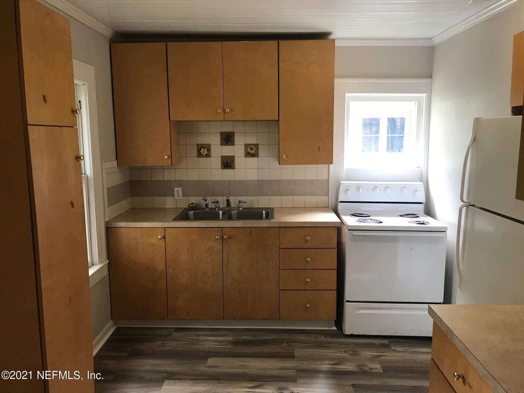 2751 Larsen Road Jacksonville, FL 32207 - Photo 5 of 27 Kitchen