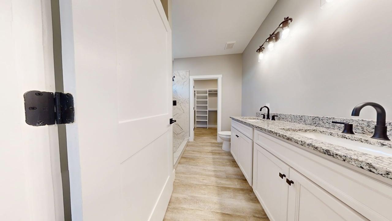 1490 Highway 100 Centerville, TN 37033 - Photo 20 of 28 a large white kitchen with sink and mirror