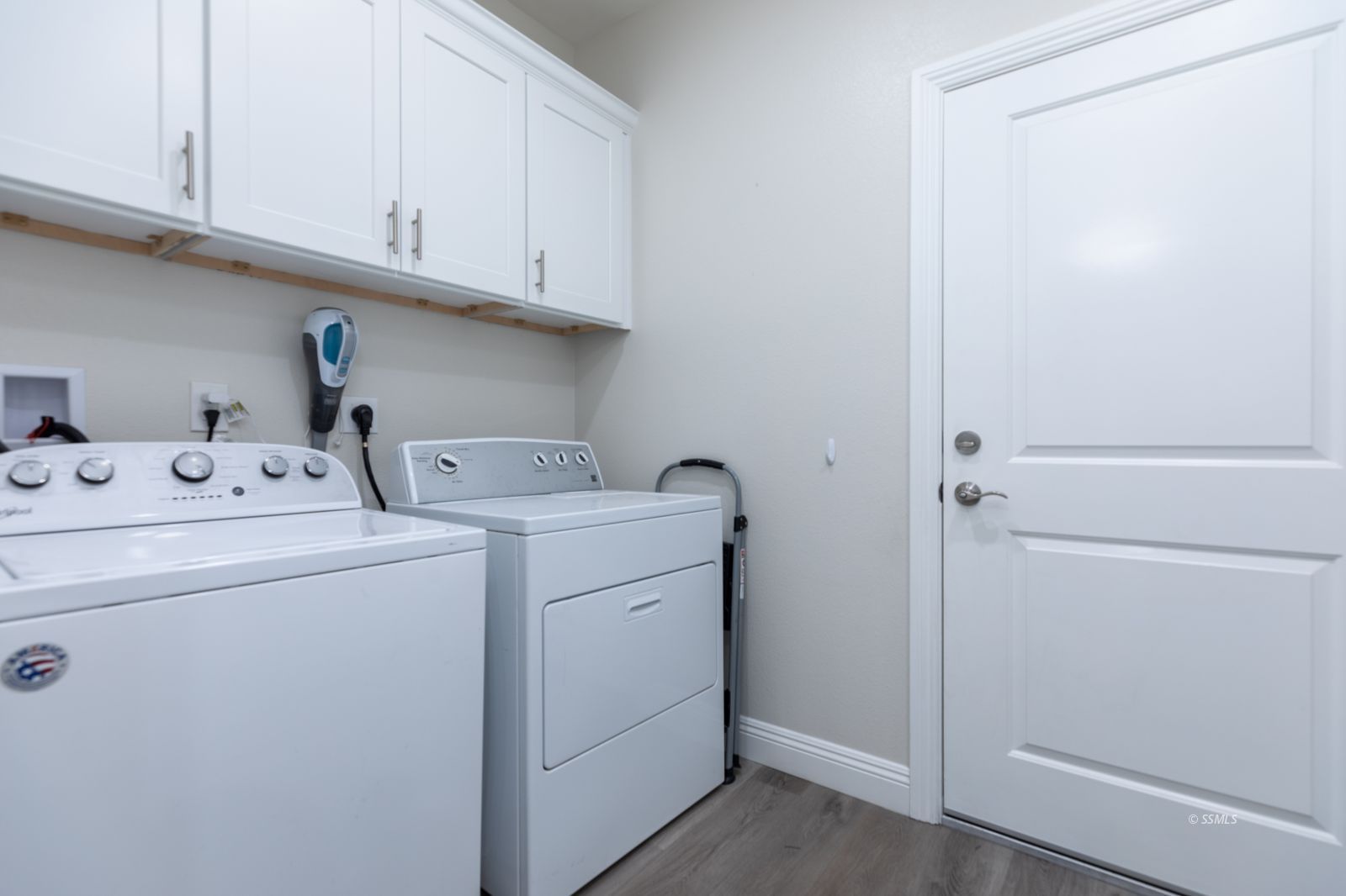 809 Paradise Drive Ridgecrest, CA 93555 - Photo 29 of 35 a utility room with dryer and washer