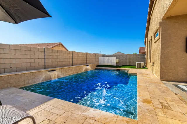 a view of a backyard