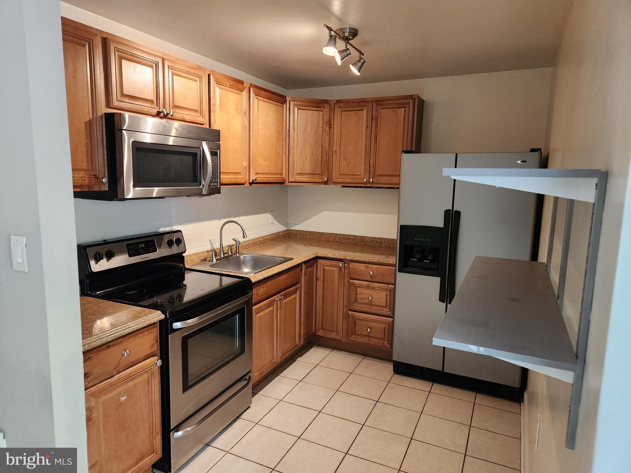 5403 Crossrail Drive Burke, VA 22015 - Photo 4 of 23 Cozy Kitchen