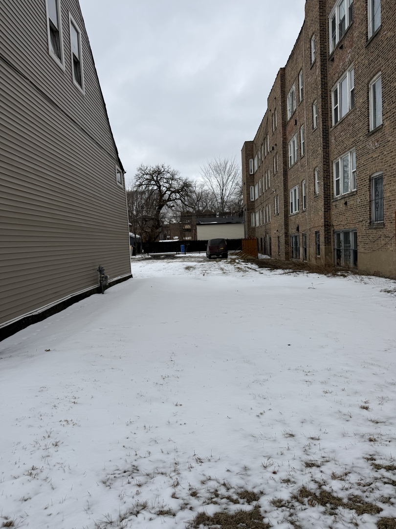 7006 South East End Avenue Chicago, IL 60649 - Photo 25 of 26 a view of a road with a building in the background