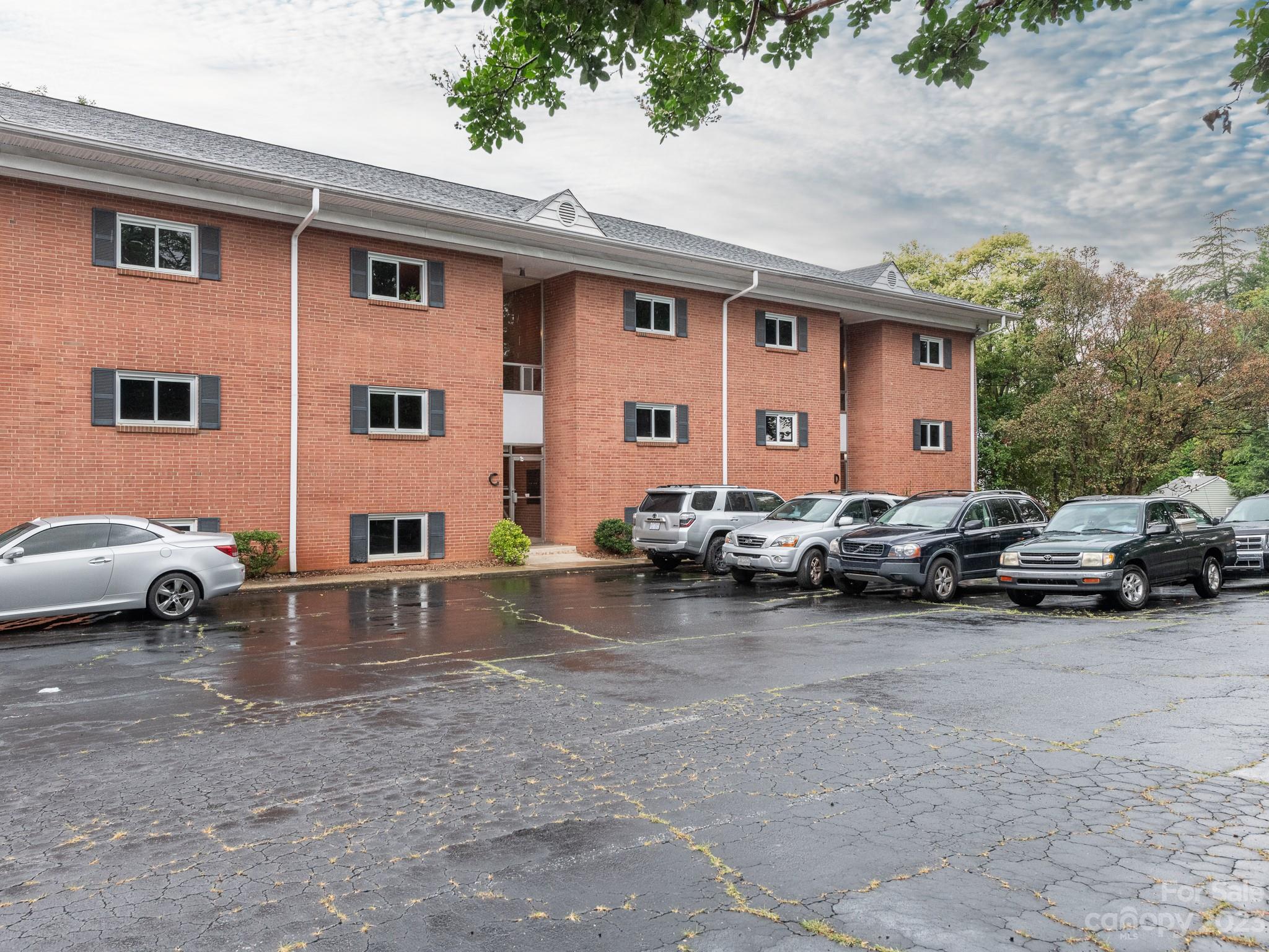 400 Queens Road, Unit C6 Charlotte, NC 28207 - Photo 25 of 25 a view of a house with a patio