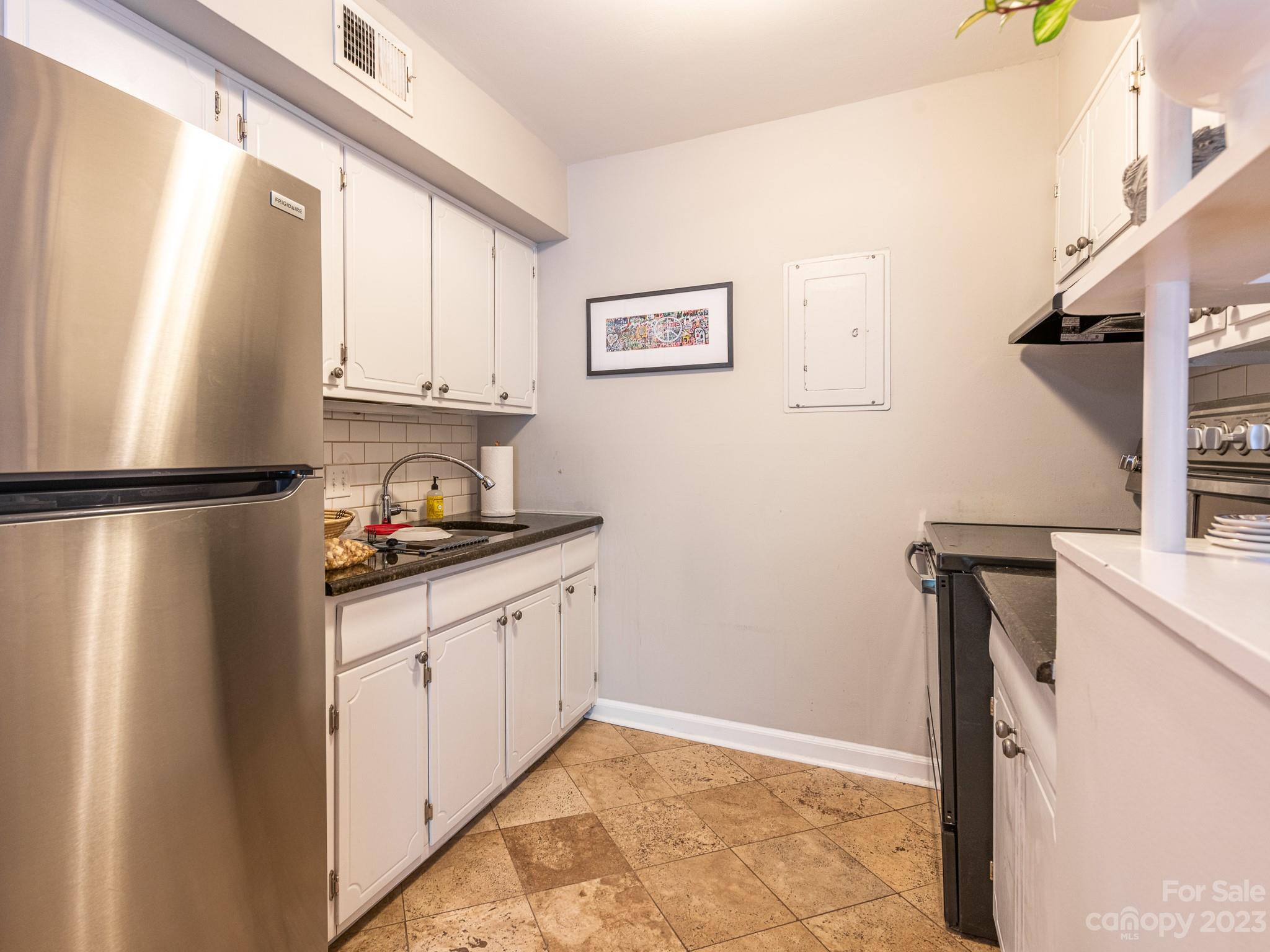 400 Queens Road, Unit C6 Charlotte, NC 28207 - Photo 4 of 25 a kitchen with a refrigerator and a sink