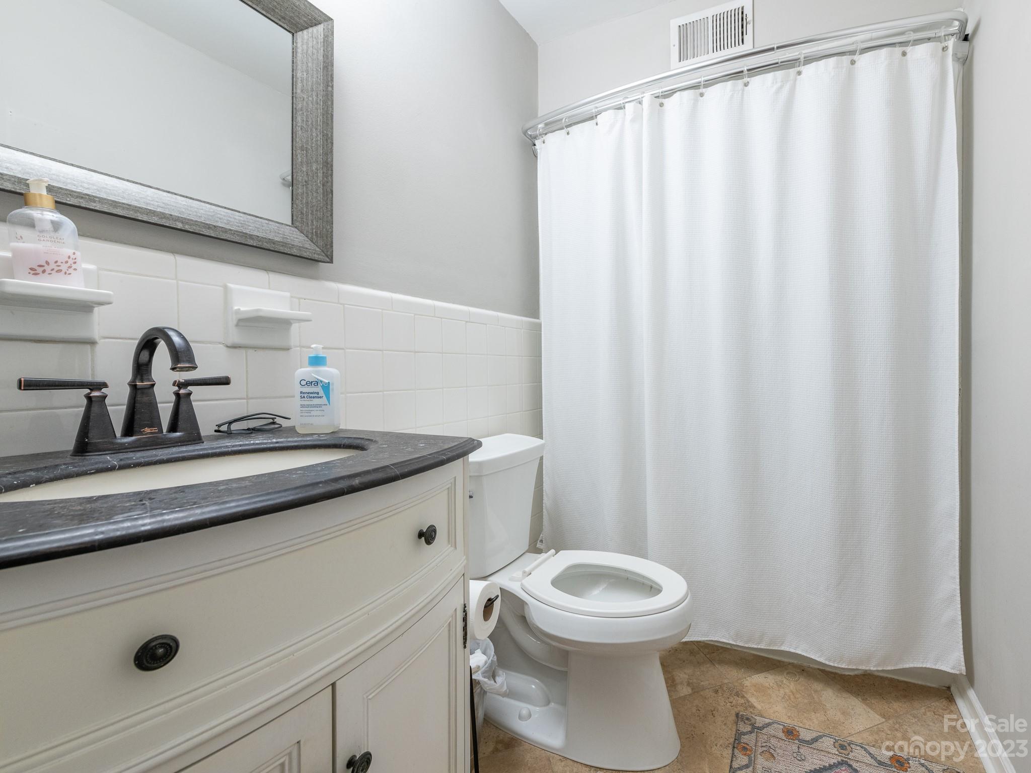 400 Queens Road, Unit C6 Charlotte, NC 28207 - Photo 6 of 25 a bathroom with a sink a toilet and shower curtain