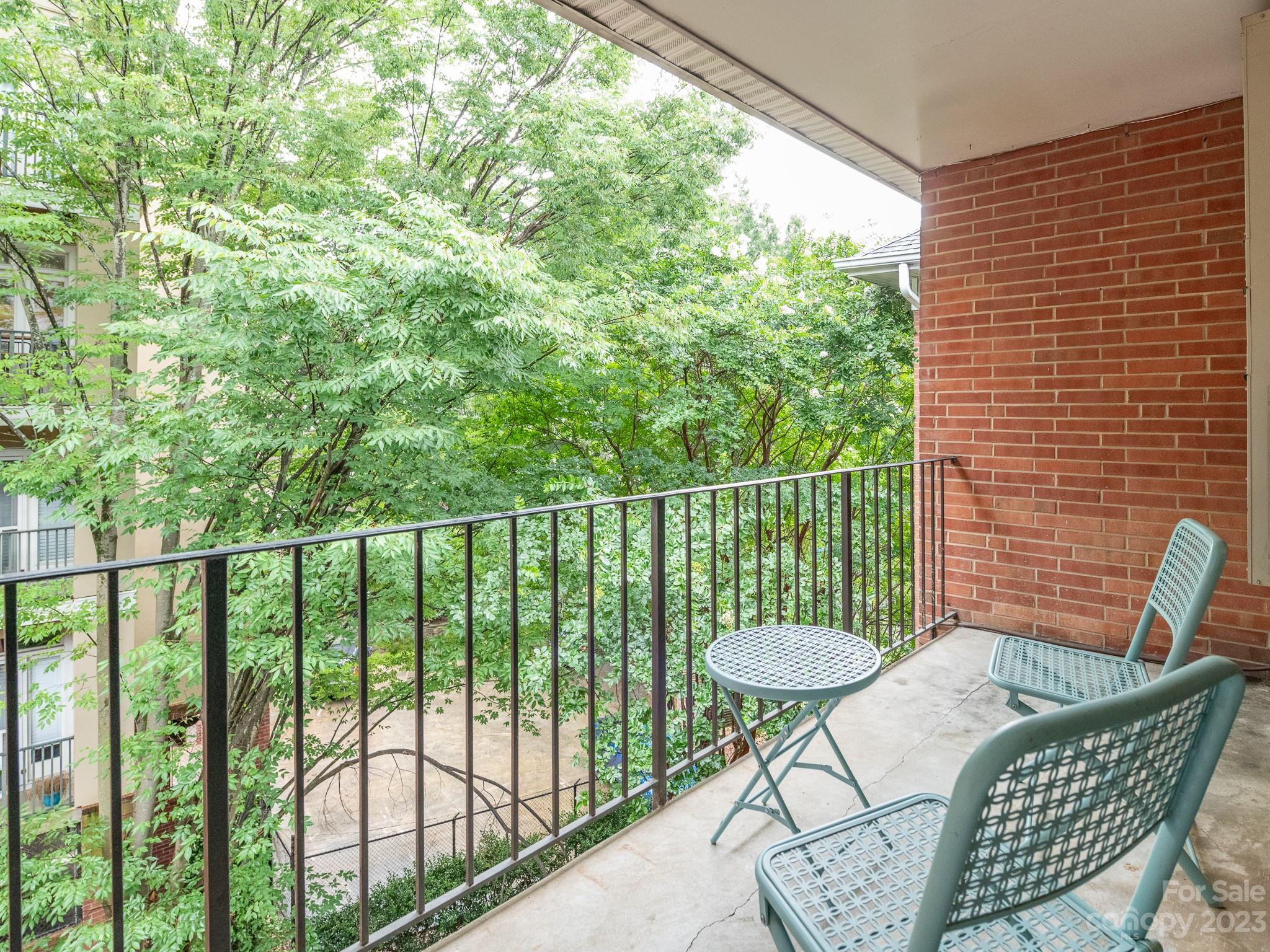 400 Queens Road, Unit C6 Charlotte, NC 28207 - Photo 7 of 25 a balcony with a table and chairs