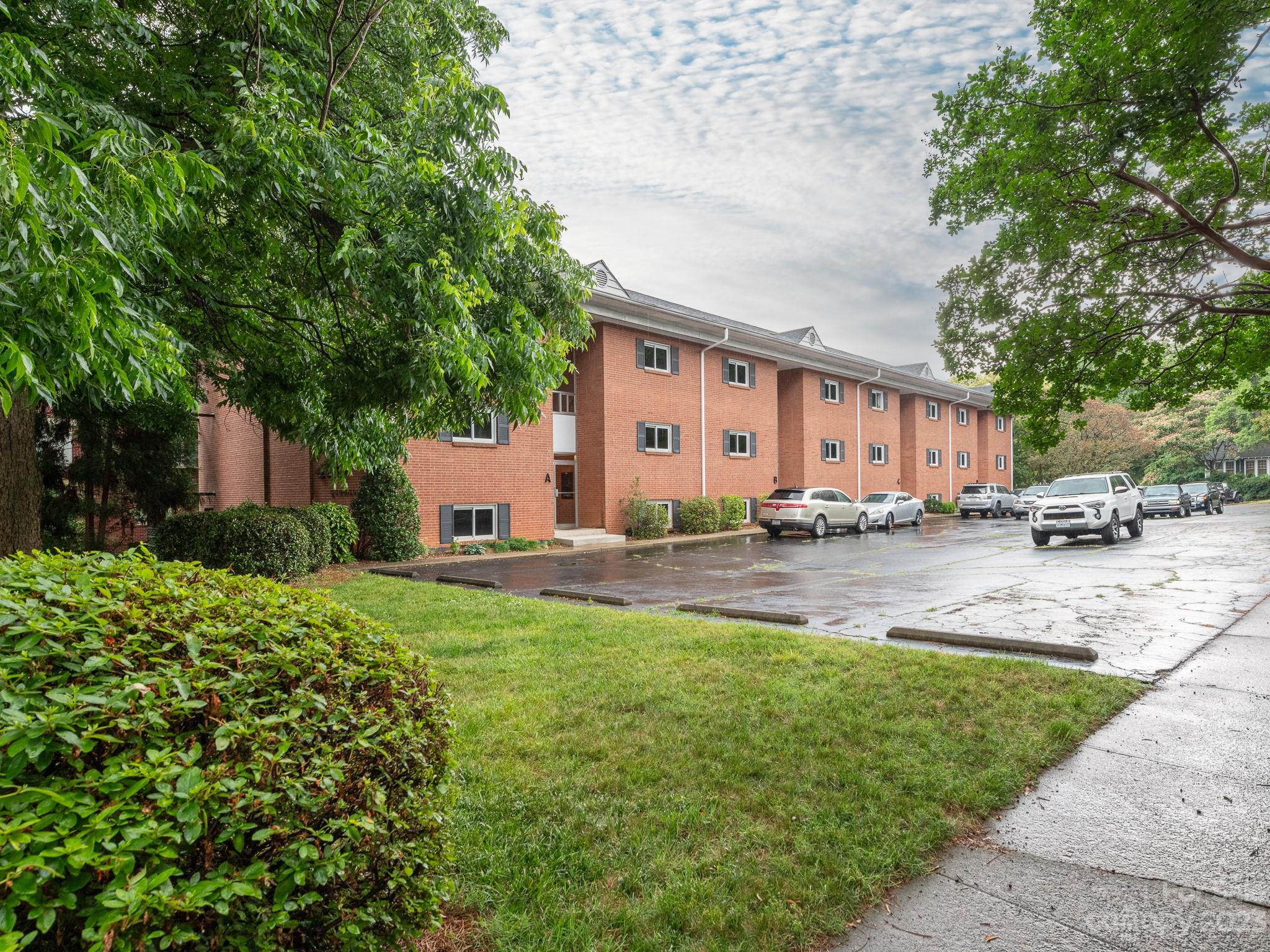 400 Queens Road, Unit C6 Charlotte, NC 28207 - Photo 8 of 25 a view of a patio with couches and table and chairs under an umbrella