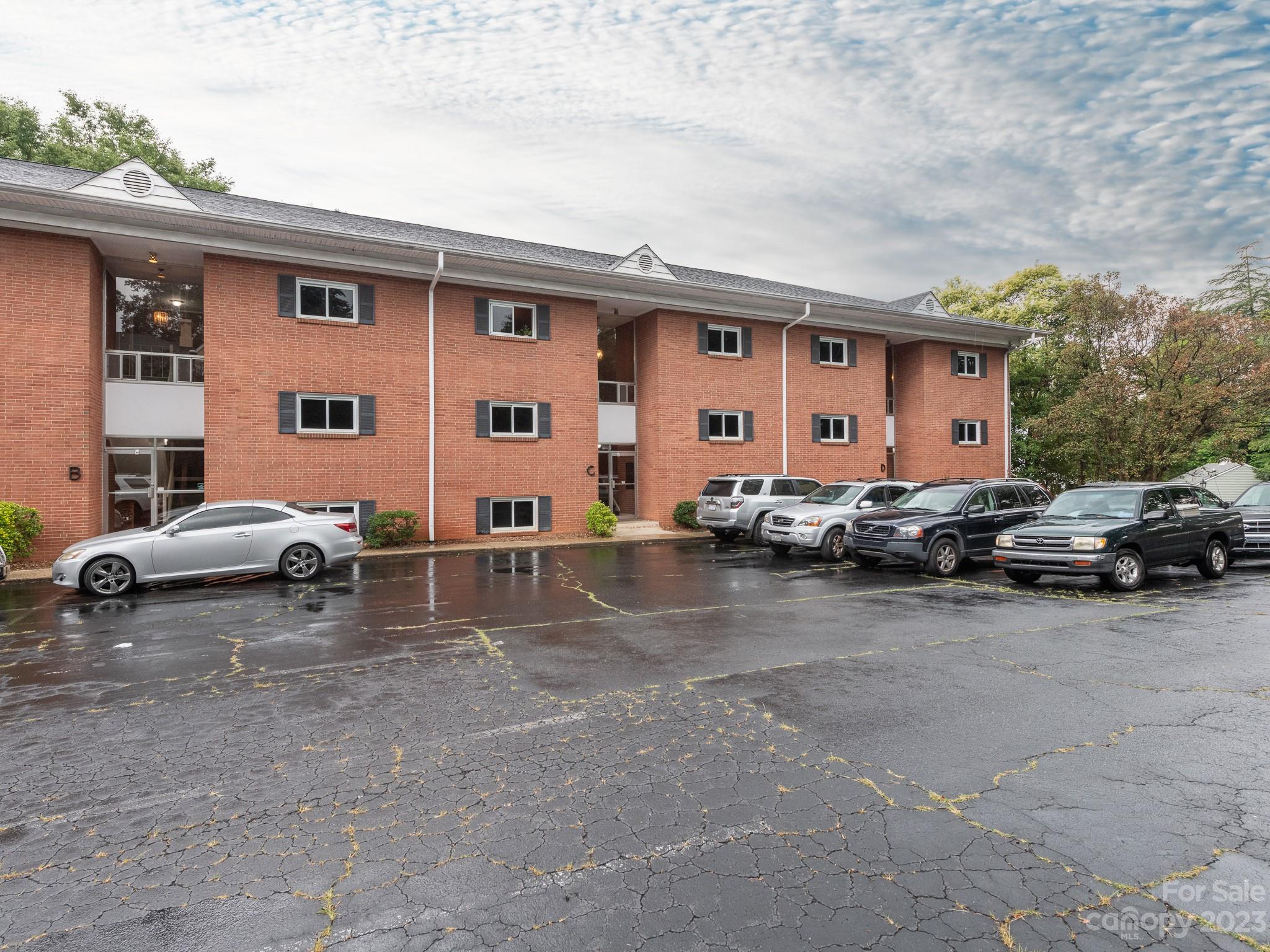 400 Queens Road, Unit C6 Charlotte, NC 28207 - Photo 9 of 25 a view of a car park in front of house