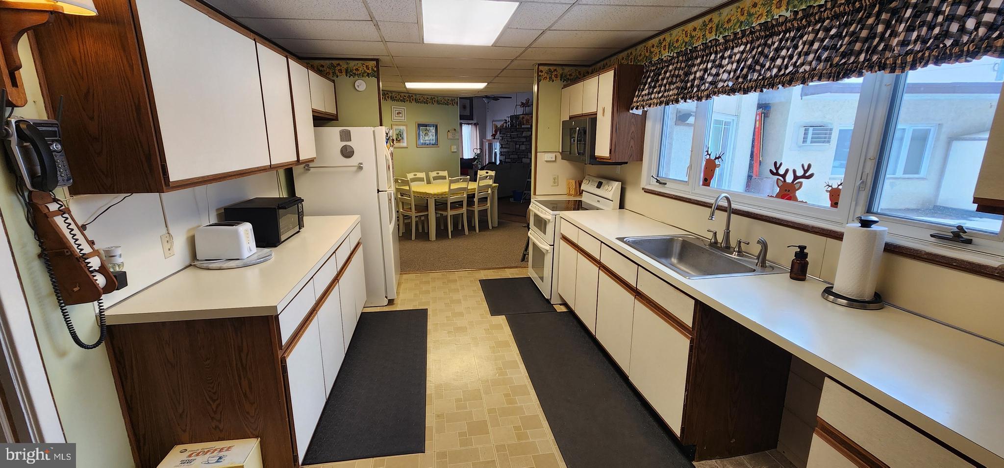587 Moreland Road Huntingdon Valley, PA 19006 - Photo 6 of 20 Kitchen
