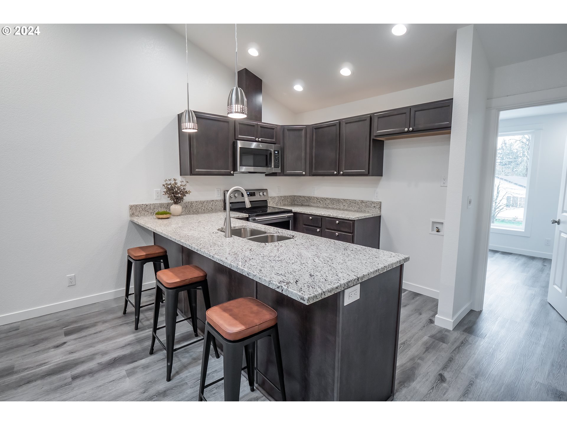 122 65th Place Springfield, OR 97478 - Photo 3 of 31