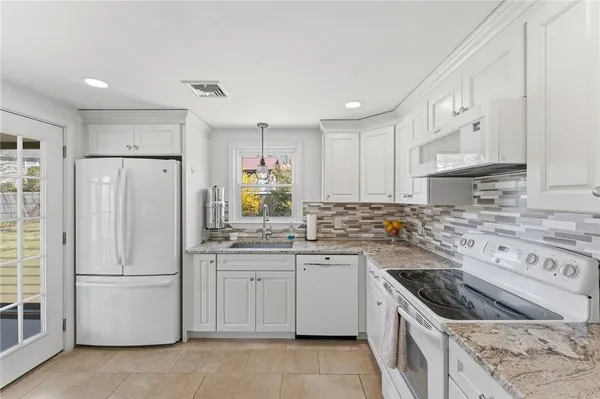 $469,999 | 9 Tophill Circle, Cranston, RI 02920