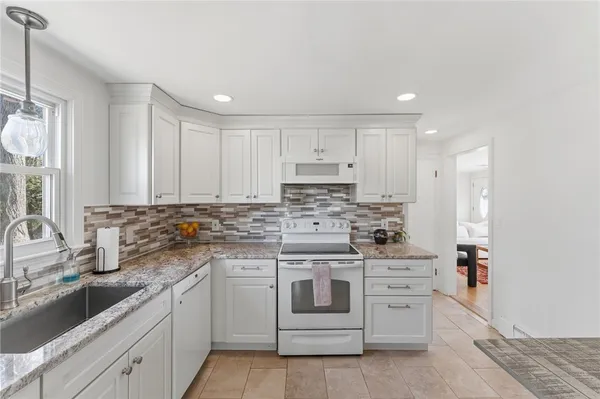 $469,999 | 9 Tophill Circle, Cranston, RI 02920