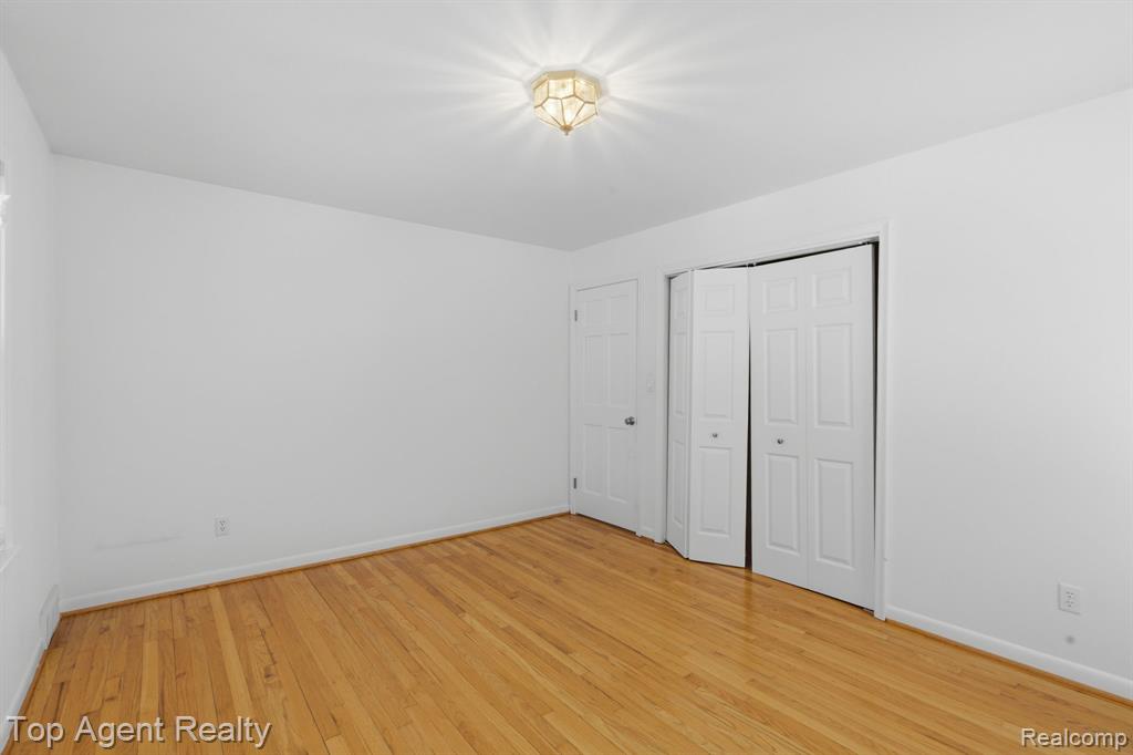 32306 Baintree Road Farmington Hills, MI 48334 - Photo 12 of 42