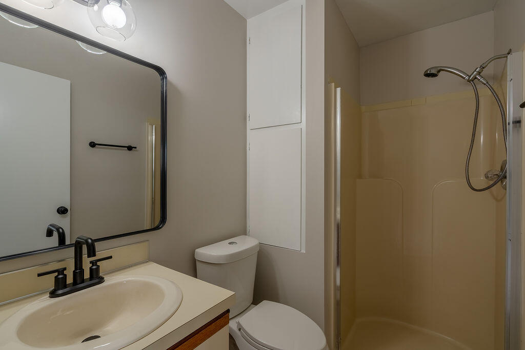 7028 Springtree Lane Southwest Grand Rapids, MI 49548 - Photo 17 of 23 Lower bath
