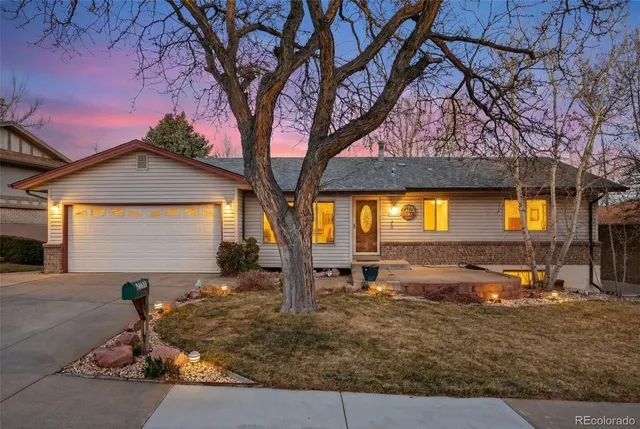 a view of a house with backyard