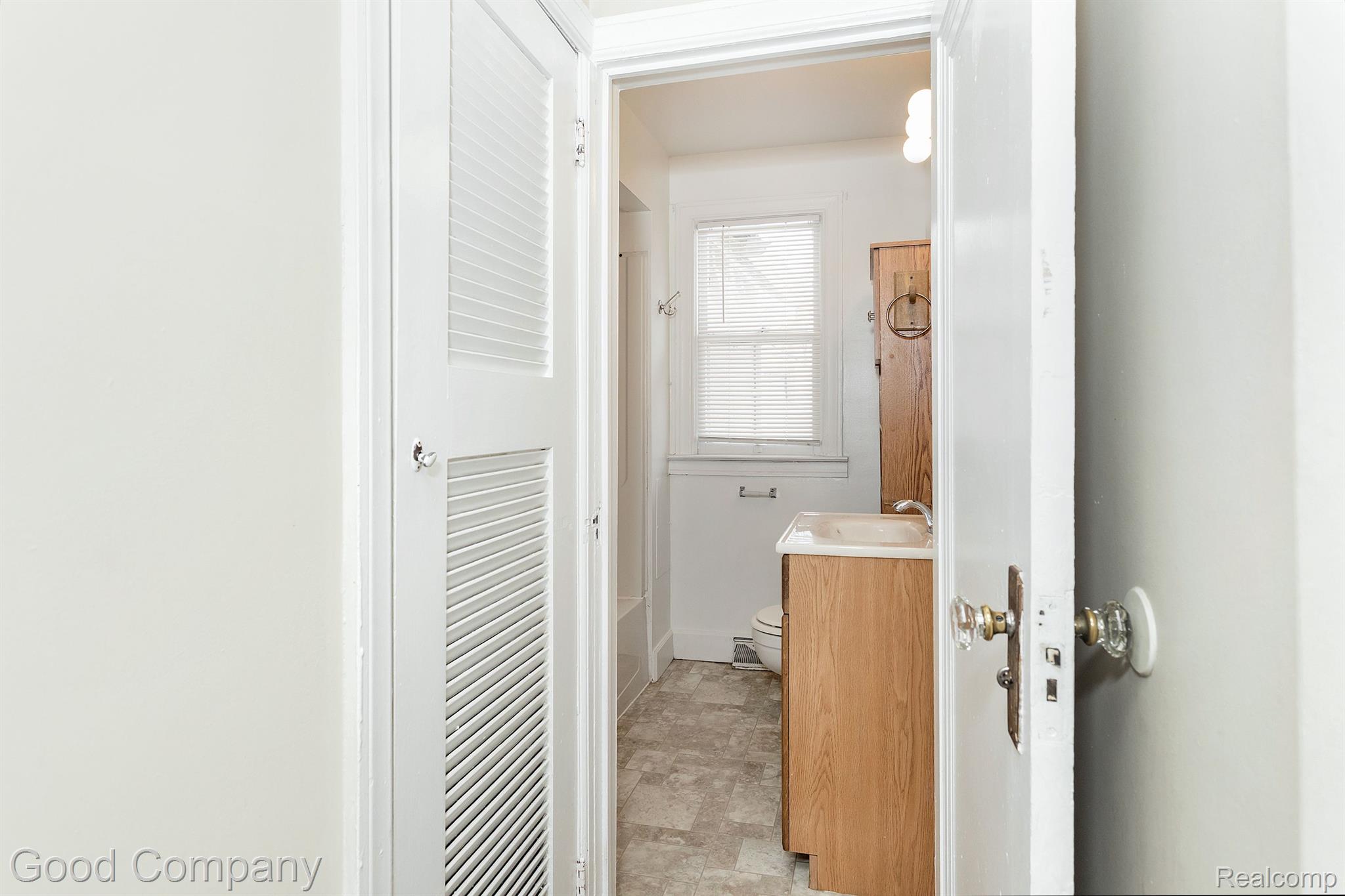 1295 East Auburn Road Rochester, MI 48307 - Photo 13 of 25 Bathroom