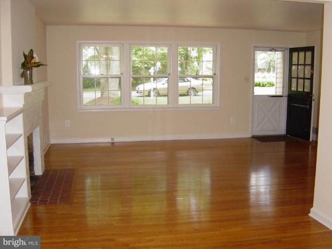 1107 Cameron Road Alexandria, VA 22308 - Photo 2 of 13 Living Room