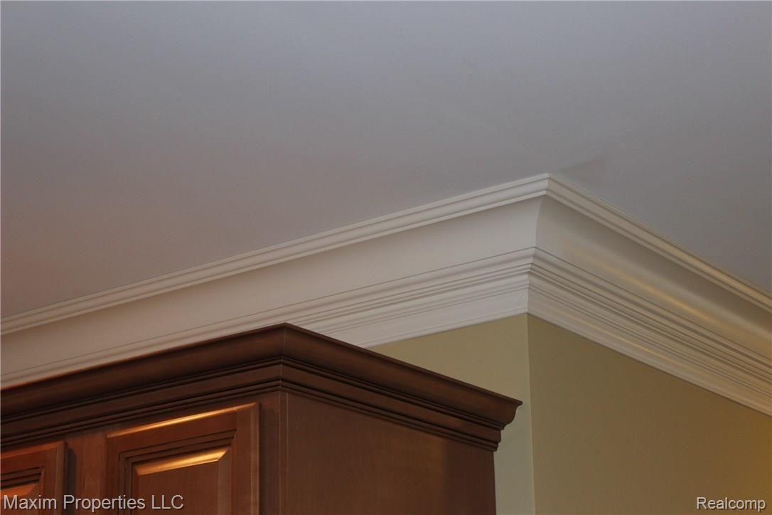 20497 Coachwood Road Riverview, MI 48193 - Photo 10 of 24 CUSTOM CROWN MOULDING 1.JPG