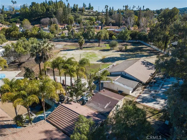 a view of a houses with yard