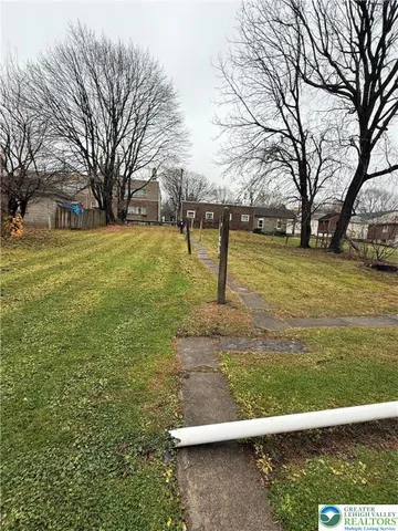 a view of yard with trees