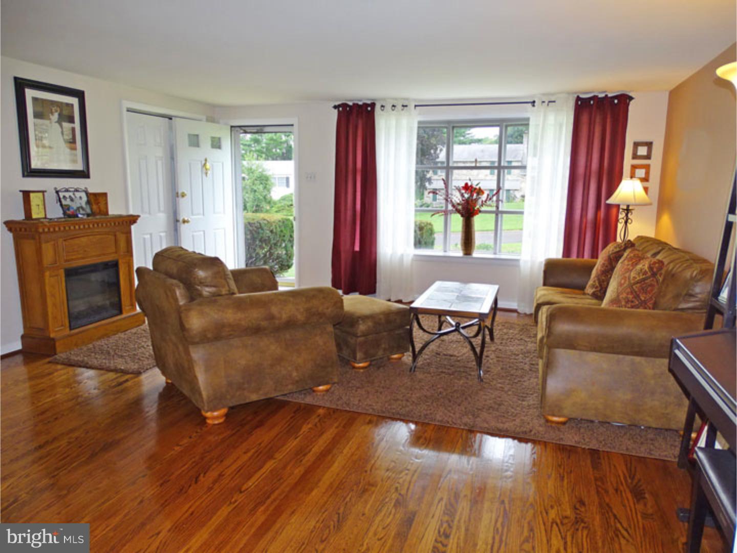 692 Rising Sun Avenue Holland, PA 18966 - Photo 7 of 25 Living Room