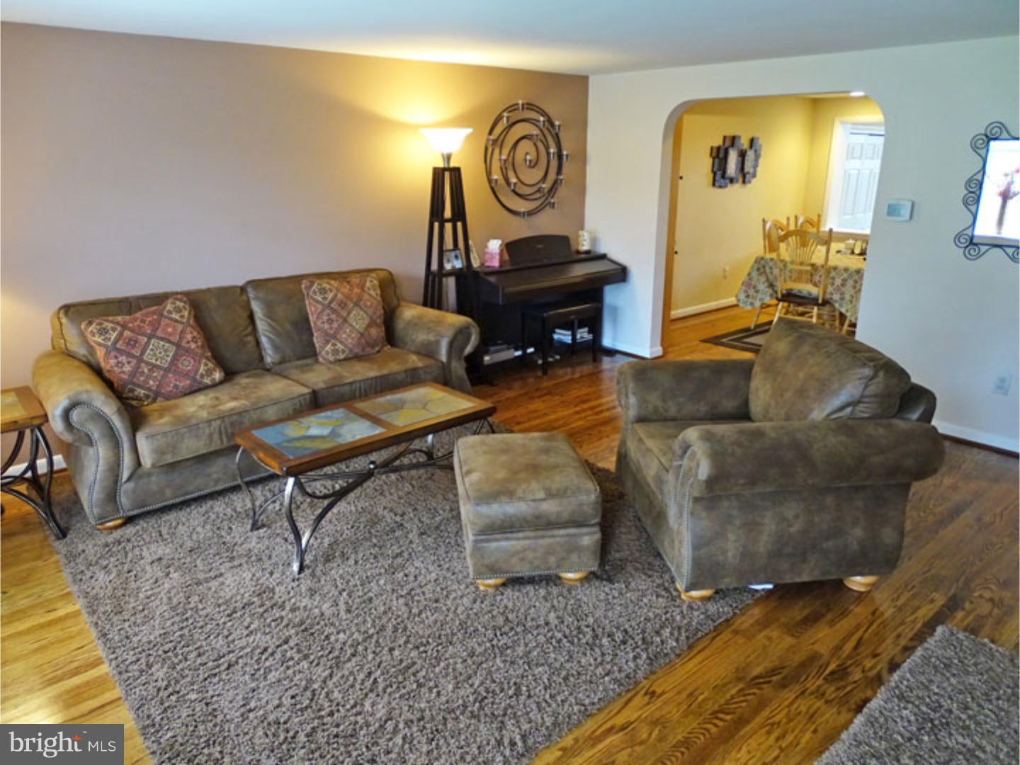 692 Rising Sun Avenue Holland, PA 18966 - Photo 9 of 25 Living Room