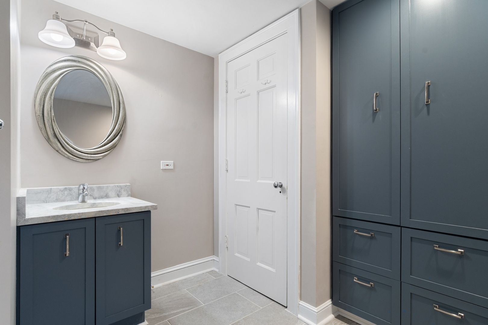 382 Ridge Avenue Winnetka, IL 60093 - Photo 40 of 43 a bathroom with a sink and a mirror