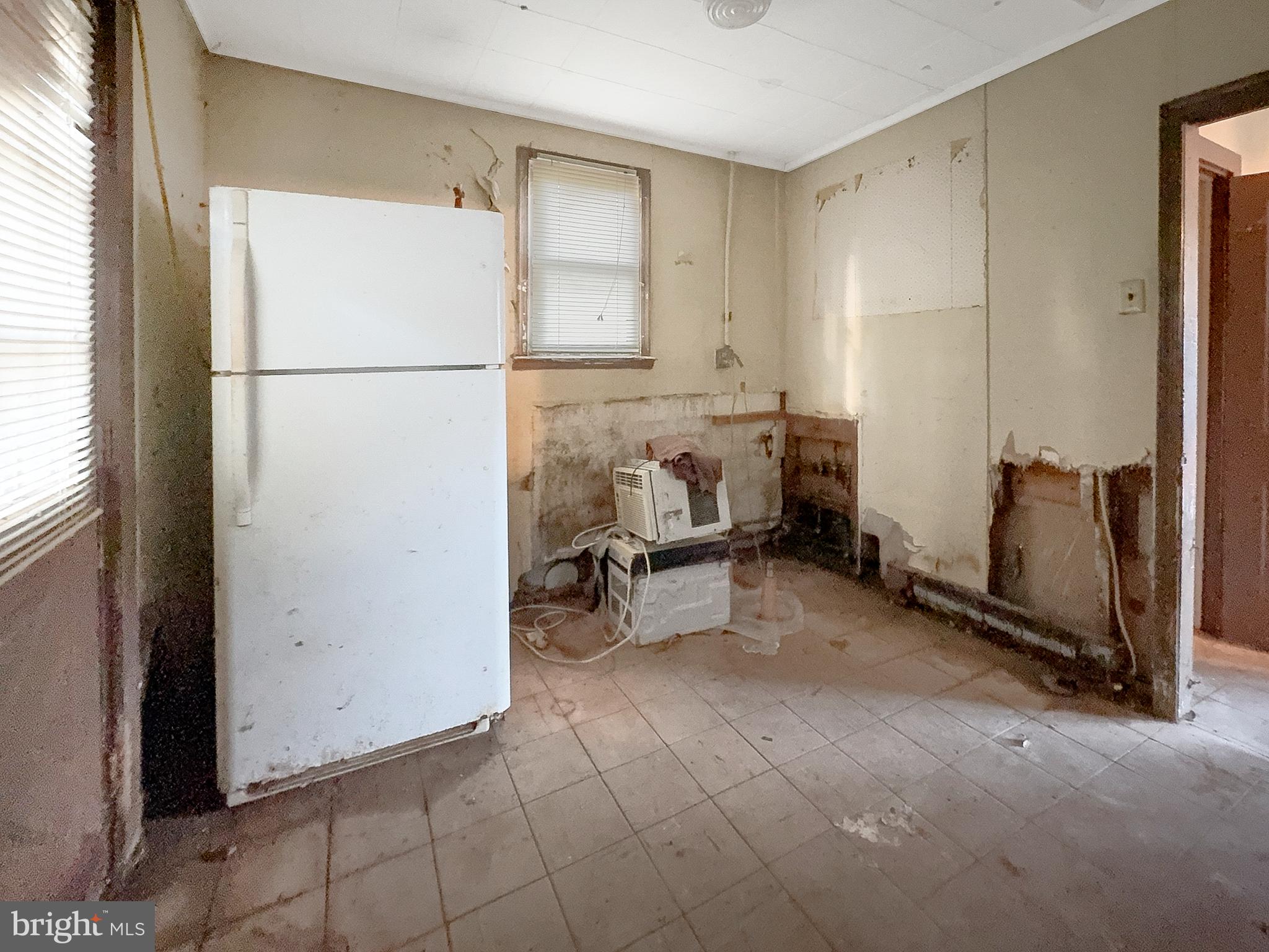 108 Quail Road Millville, NJ 08332 - Photo 8 of 14 a view of utility room and closet