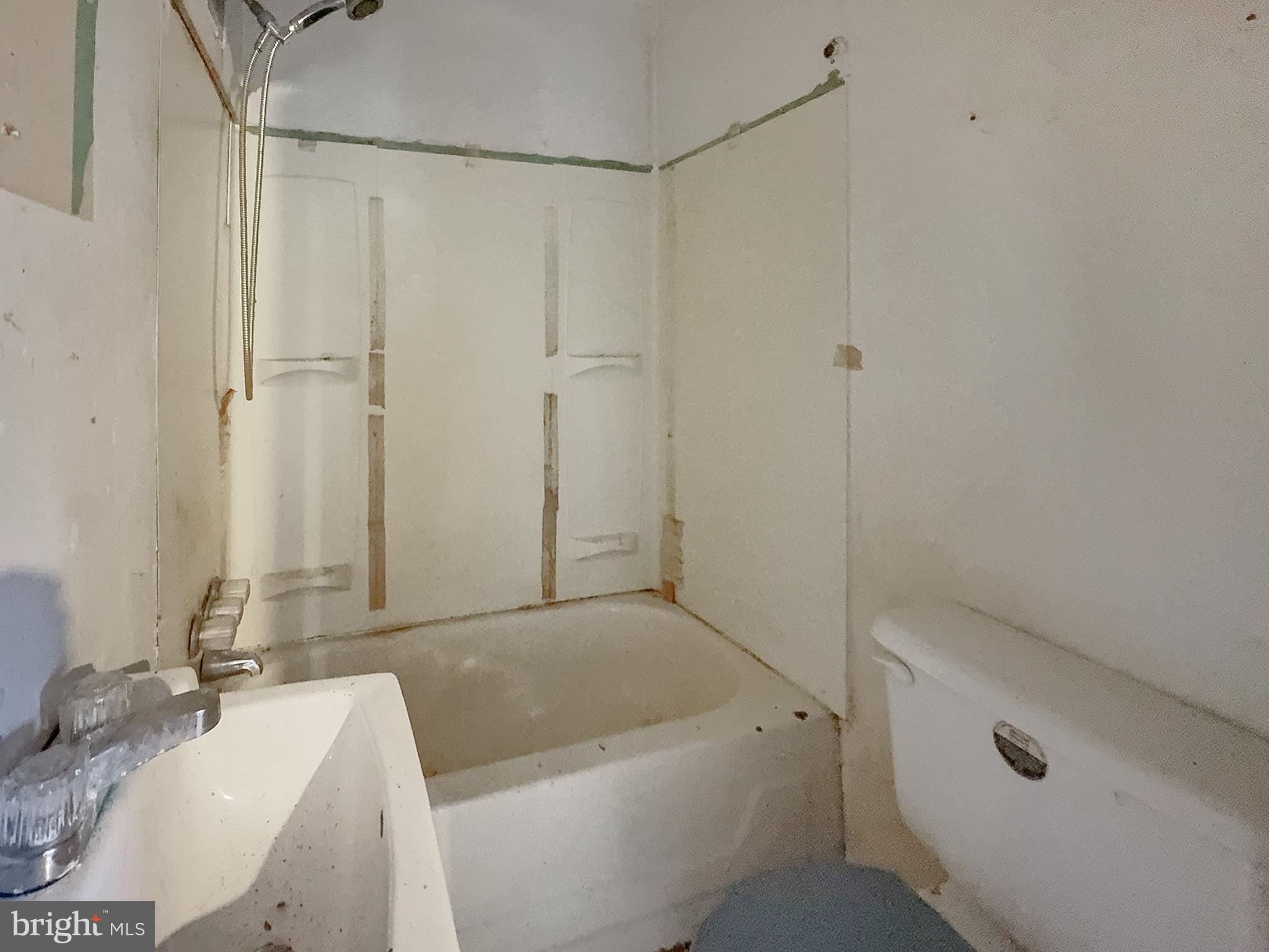 108 Quail Road Millville, NJ 08332 - Photo 9 of 14 a bathroom with a tub a sink and a shower