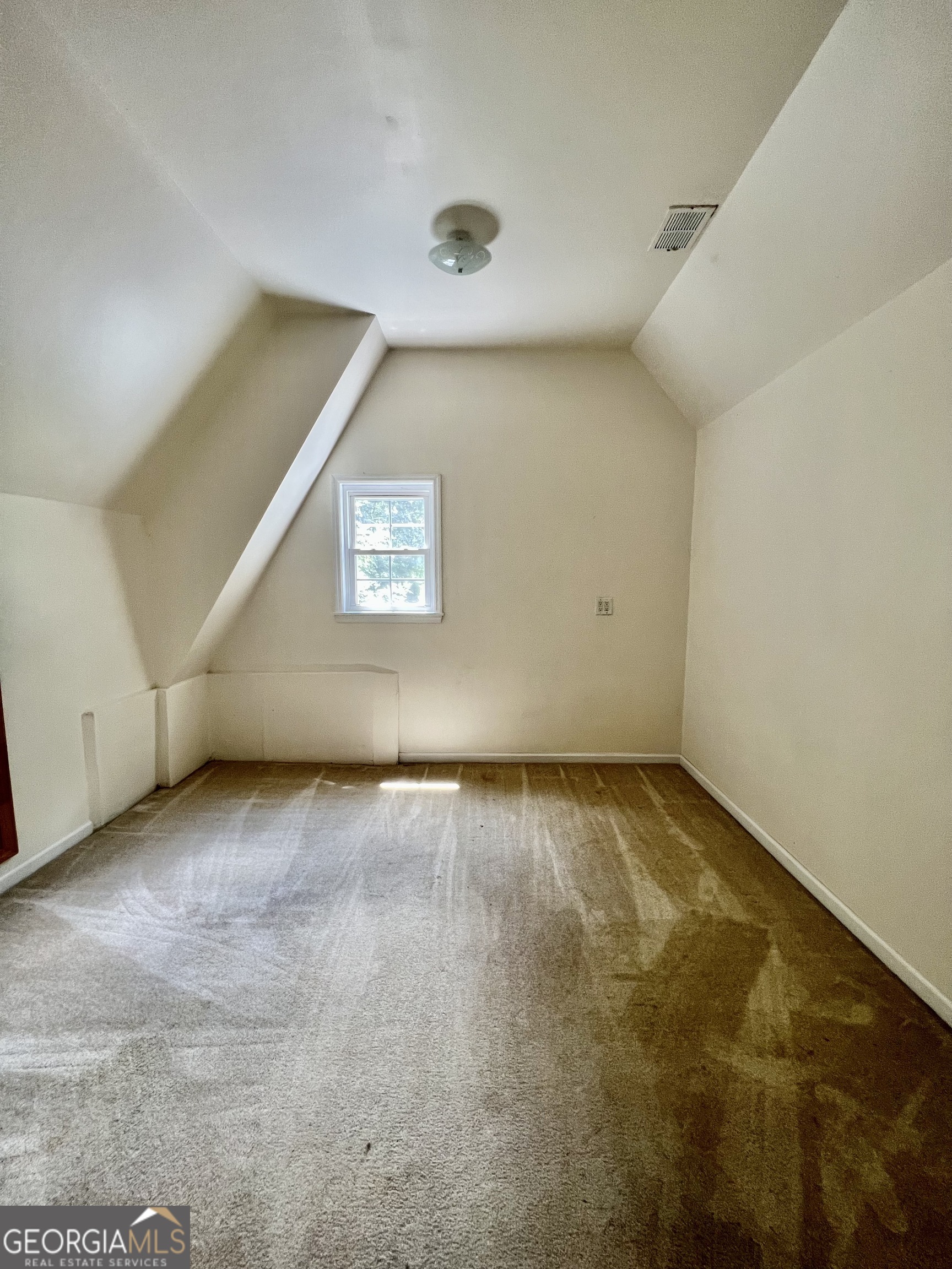 112 Cherry Lane Athens, GA 30601 - Photo 10 of 11 an empty room with a workbench