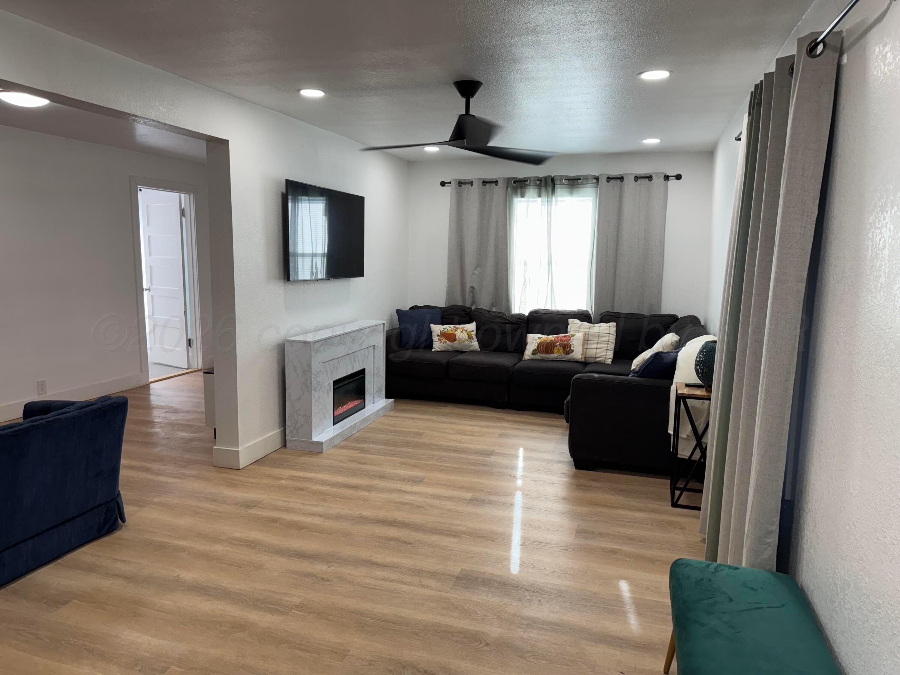 211 South 7th Street Canadian, TX 79014 - Photo 6 of 11 a living room with furniture and a flat screen tv