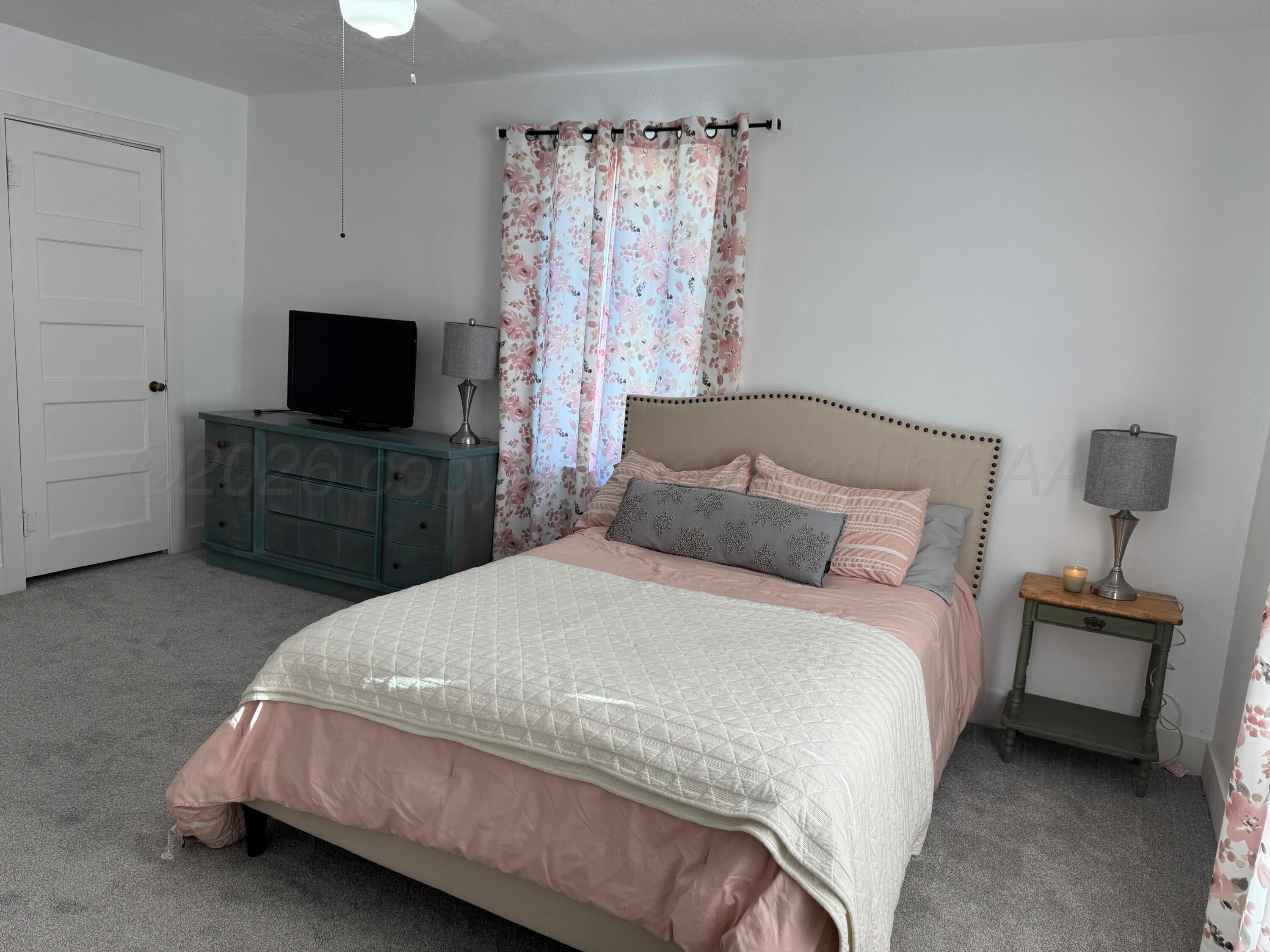 211 South 7th Street Canadian, TX 79014 - Photo 8 of 11 a bedroom with a bed and a television