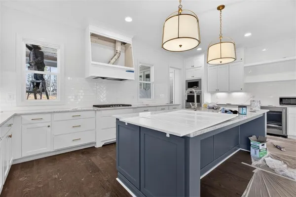 a view of livingroom with furniture