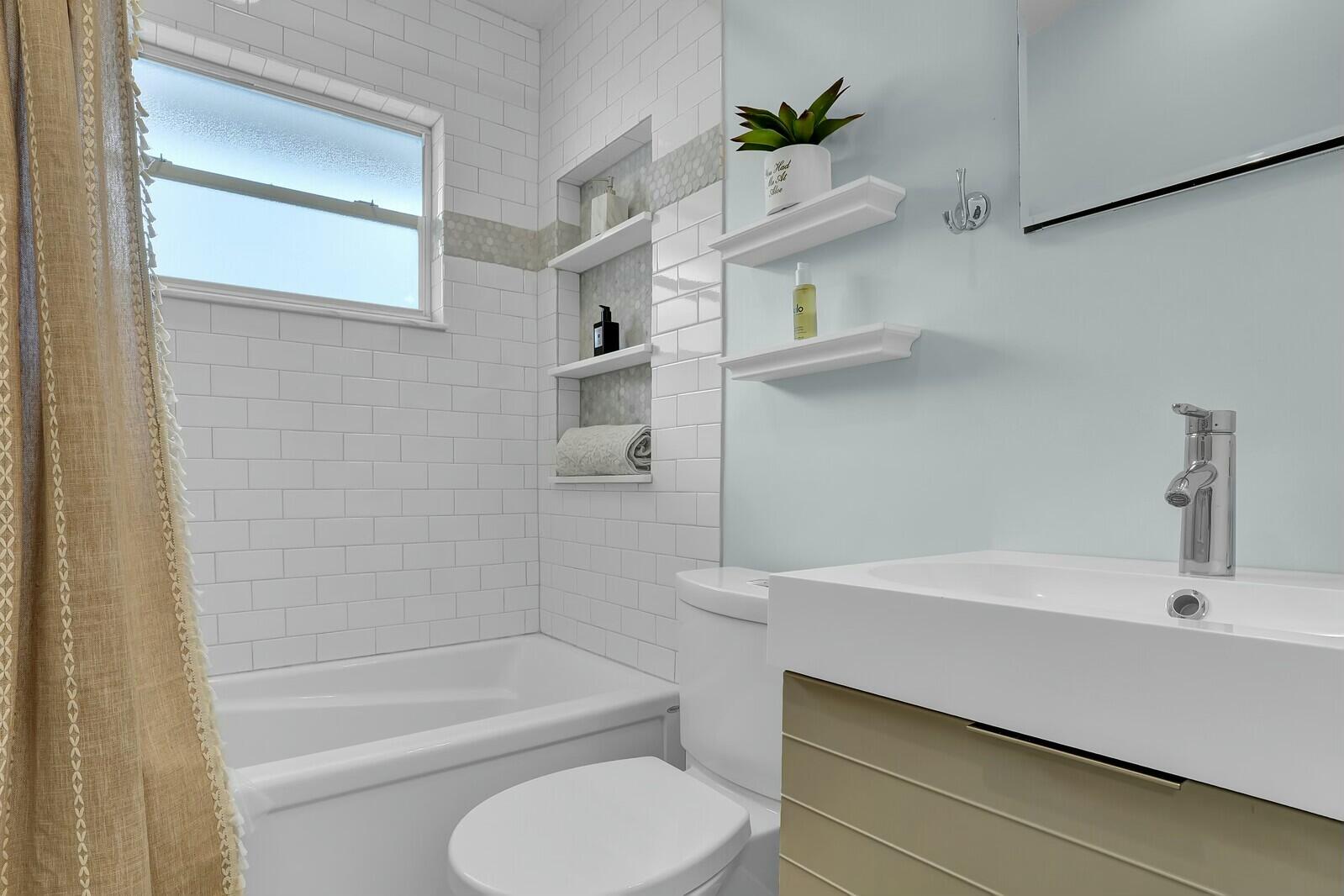 538 Riverside Drive Palm Beach Gardens, FL 33410 - Photo 18 of 42 Guest Bathroom