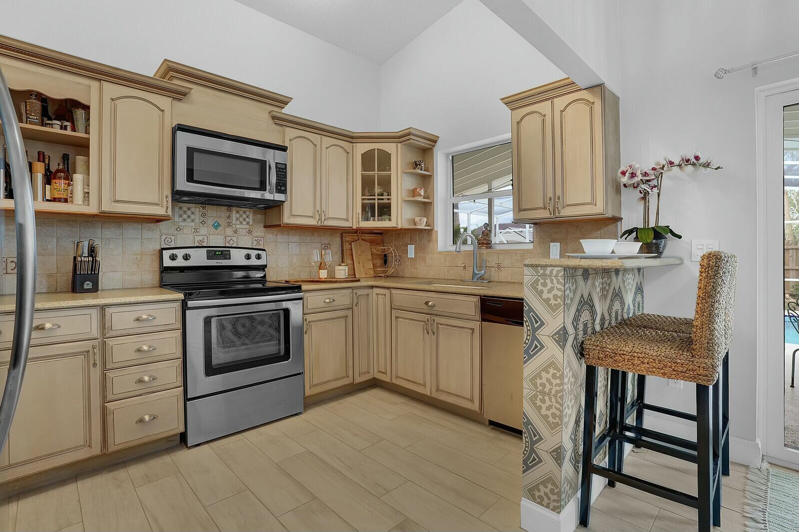 538 Riverside Drive Palm Beach Gardens, FL 33410 - Photo 9 of 42 Kitchen/Bar