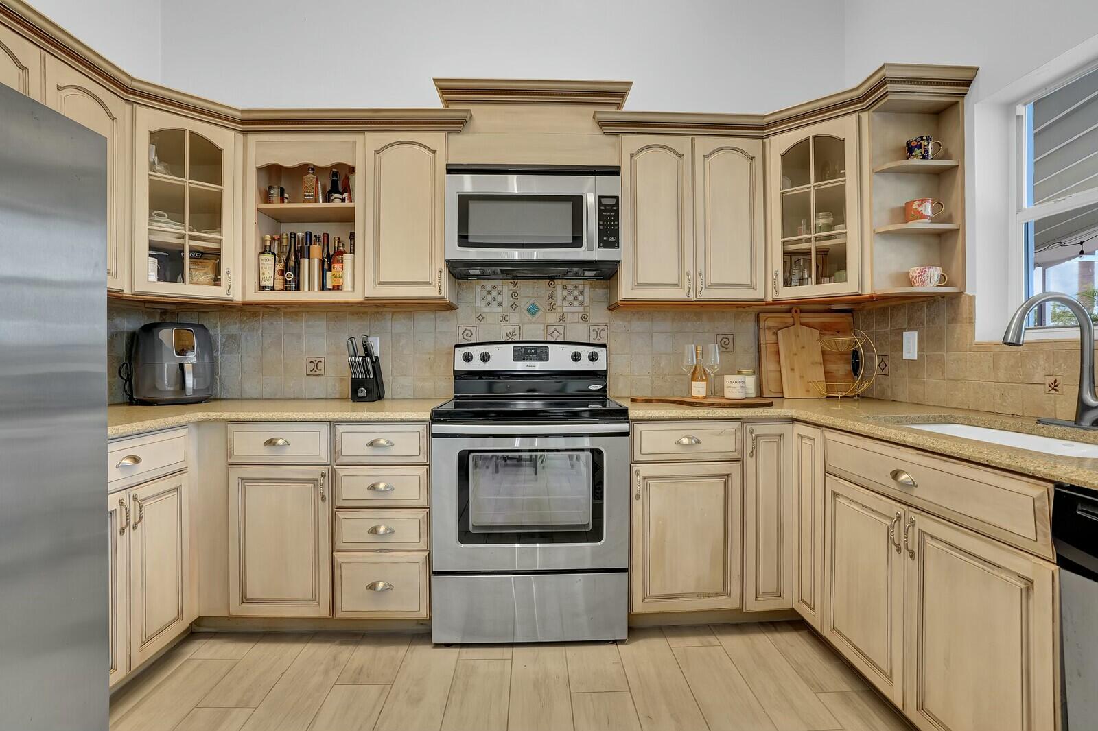 538 Riverside Drive Palm Beach Gardens, FL 33410 - Photo 10 of 42 Kitchen