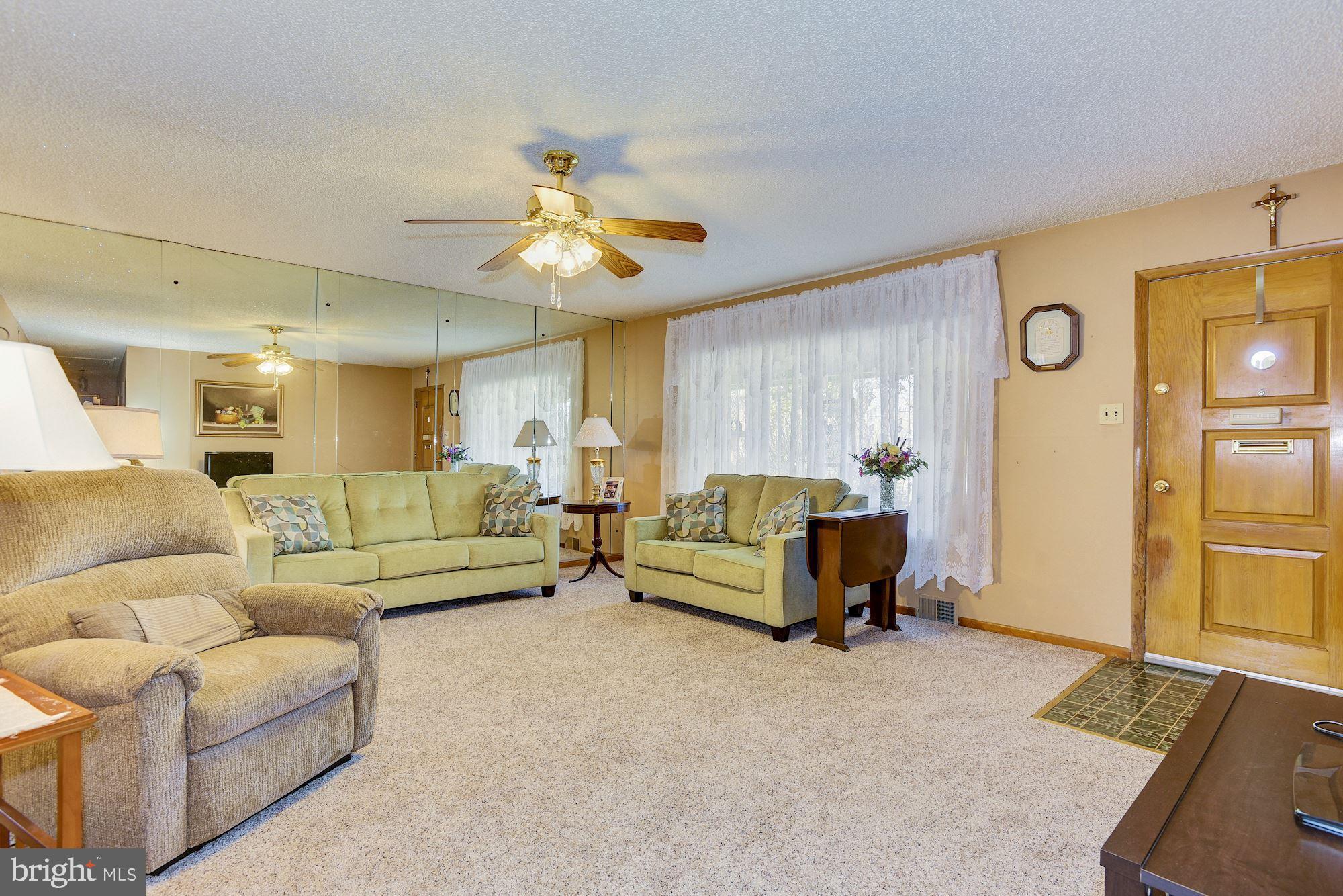 630 Kossuth Street Riverside, NJ 08075 - Photo 3 of 27 Living Room Entrance