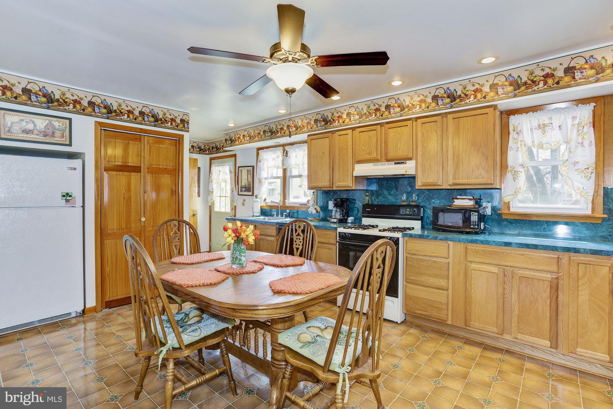 630 Kossuth Street Riverside, NJ 08075 - Photo 6 of 27 Eat-in Kitchen