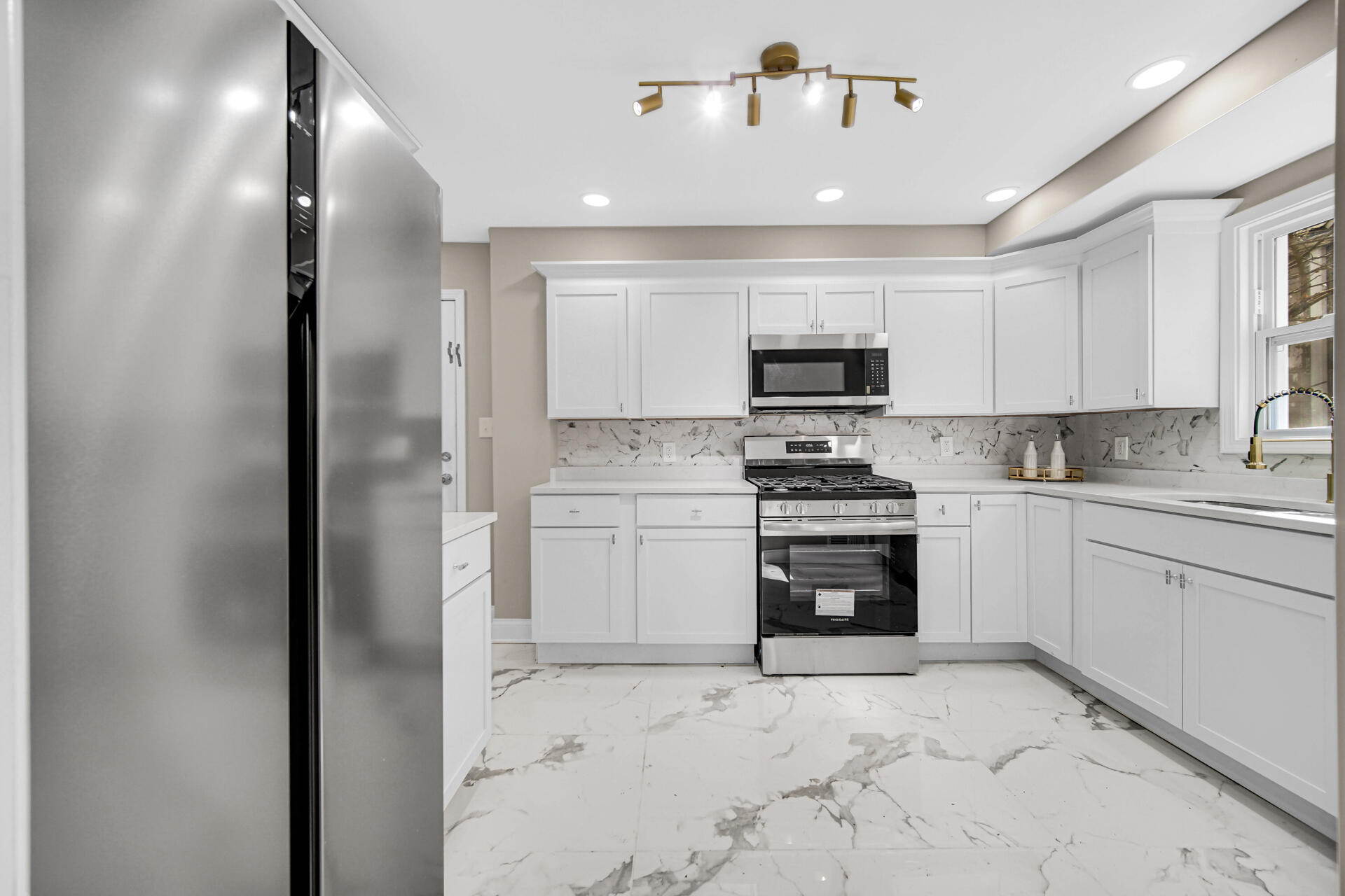 357 Taft Place Gary, IN 46404 - Photo 8 of 18 1920x1280