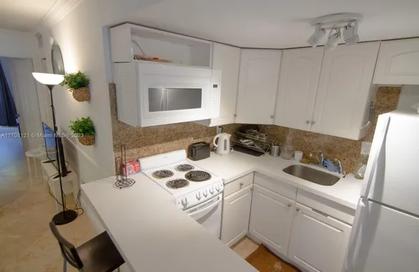 $2,500 | 753 Michigan Avenue, Unit 1B, Miami Beach, FL 33139