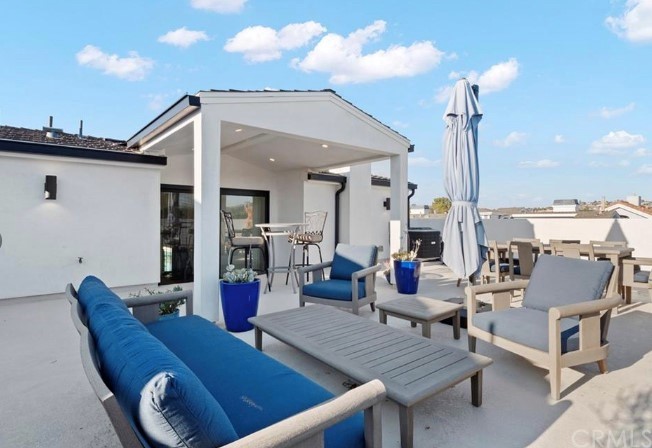 304 Iris Avenue Corona del Mar, CA 92625 - Photo 14 of 19 a view of living room and kitchen