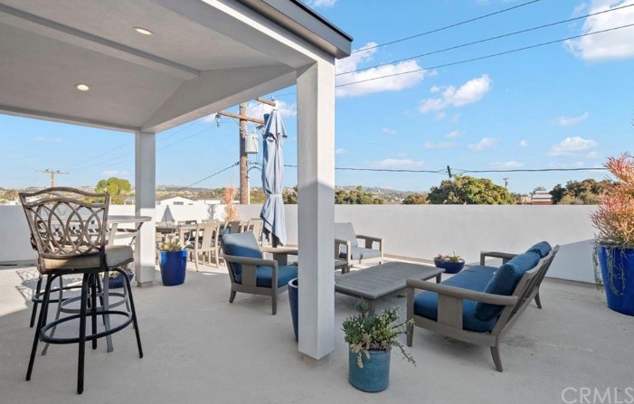 304 Iris Avenue Corona del Mar, CA 92625 - Photo 16 of 19 a living room with furniture