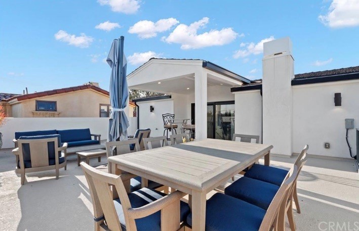 304 Iris Avenue Corona del Mar, CA 92625 - Photo 18 of 19 a view of a dinning table and chairs in the patio