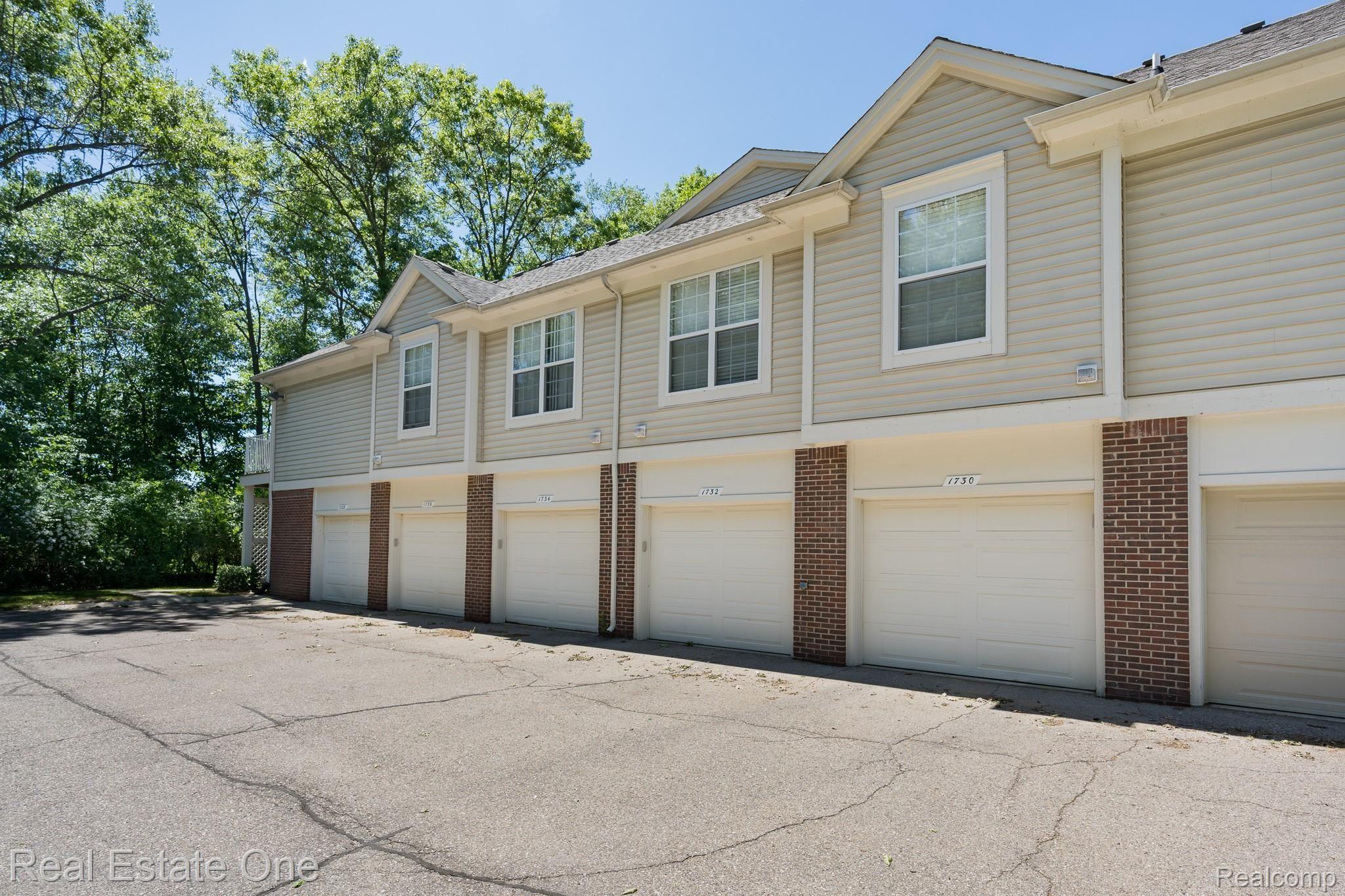 1730 Deepwood Circle, Unit 53 Rochester, MI 48307 - Photo 2 of 25 Deepwood MLS-W001.jpg