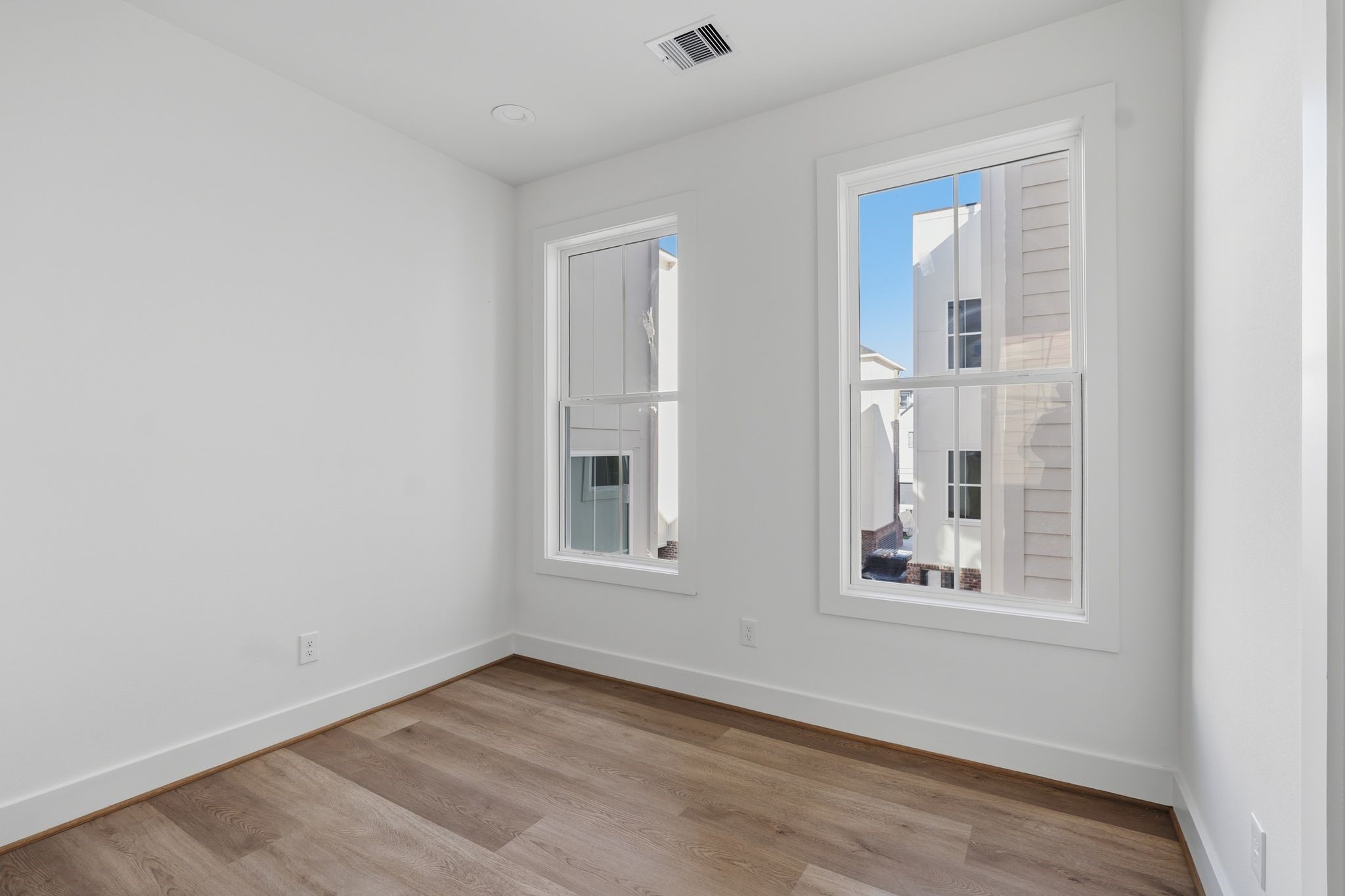 1140 West 16th Street Houston, TX 77008 - Photo 20 of 23 an empty room with windows
