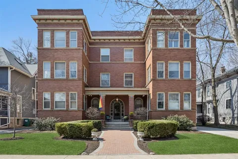 $500,000 | 233 Clinton Avenue, Unit 3S, Oak Park, IL 60302