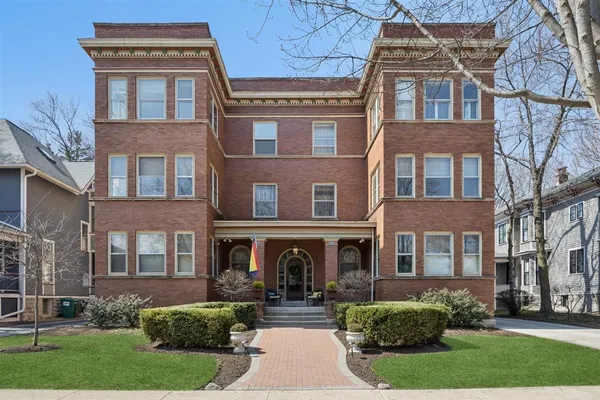 $500,000 | 233 Clinton Avenue, Unit 3S, Oak Park, IL 60302