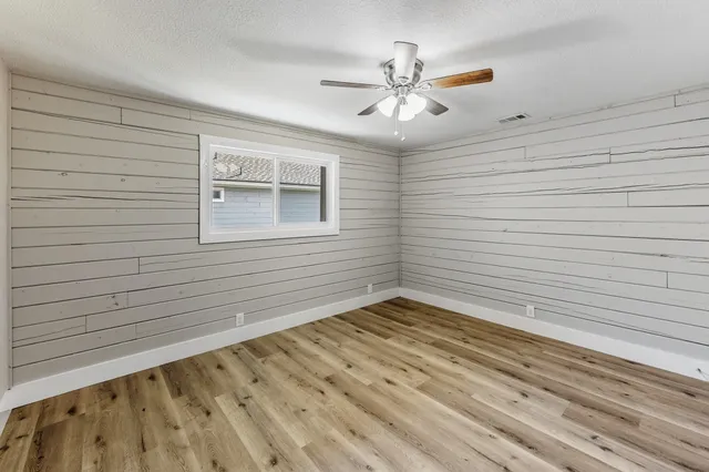 $385,000 | 52 Hunters Creek Drive, Huntsville, TX 77340