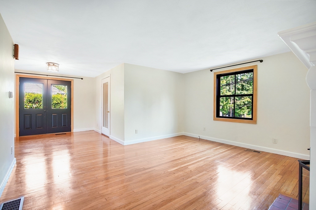2044 Allen Street Springfield, MA 01118 - Photo 10 of 38 Gallery Image 10