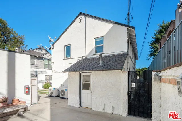 a house view with a outdoor space
